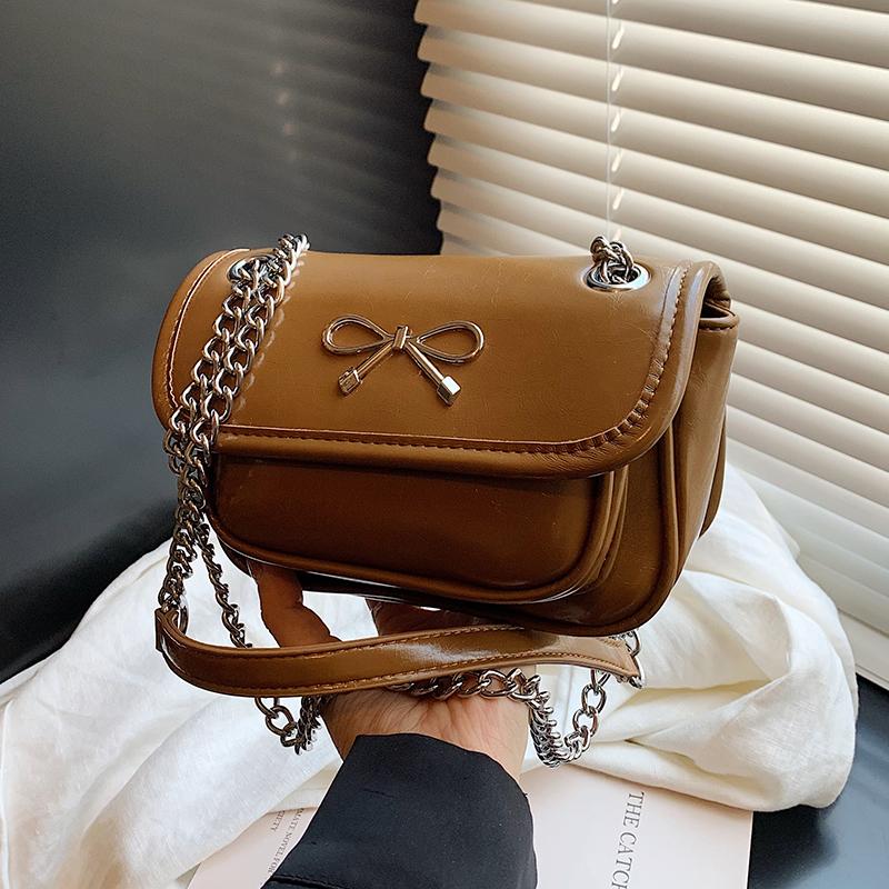 Tasche für Frauen Neue Ketten-Umhängetasche Luxus Designer Metallschleife Einzelne Schulter Kleine quadratische Taschen Mode Rote Klappe Handtasche