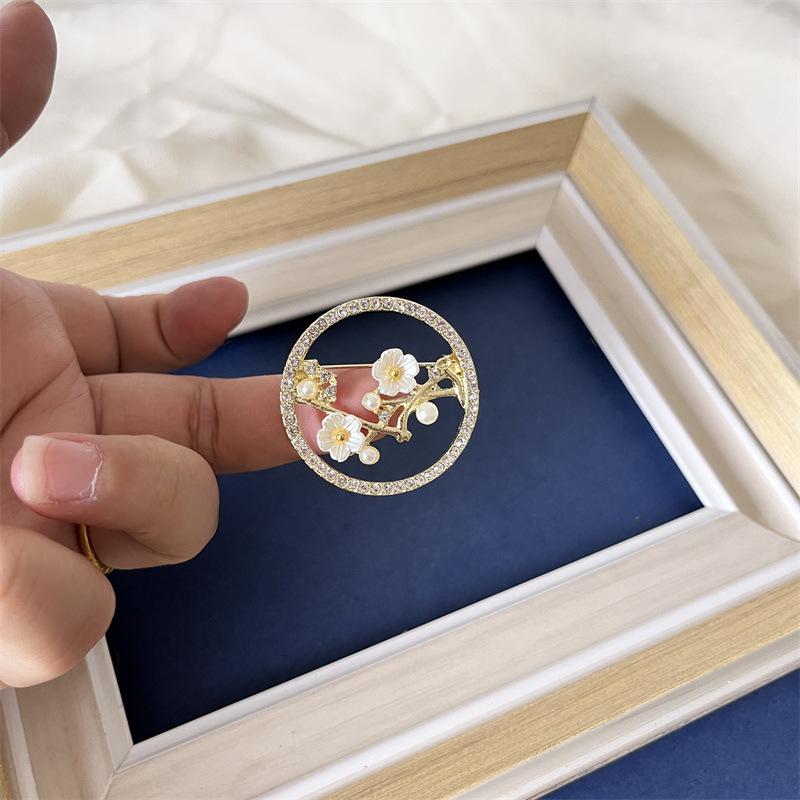 Broche en forme de branche de fleur de prunier de style chinois pour femme, fleur en résine, élégante, poitrine, fleur, accessoire de broche en perles polyvalent haut de gamme