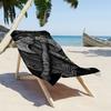 Questo grande telo da spiaggia presenta una base nera con un design di ascia vichinga e due asce incrociate, rendendolo ideale per le gite in famiglia.