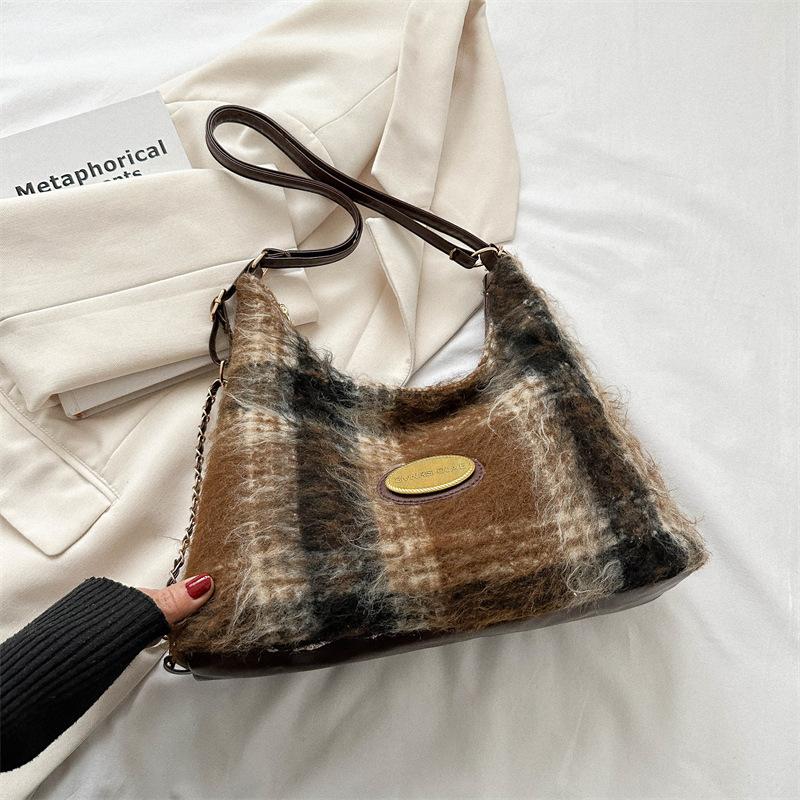 

Простой рюкзак большой емкости Простая и модная сумка Зимняя новая женская сумка Популярная сумка на одно плечо подмышкой