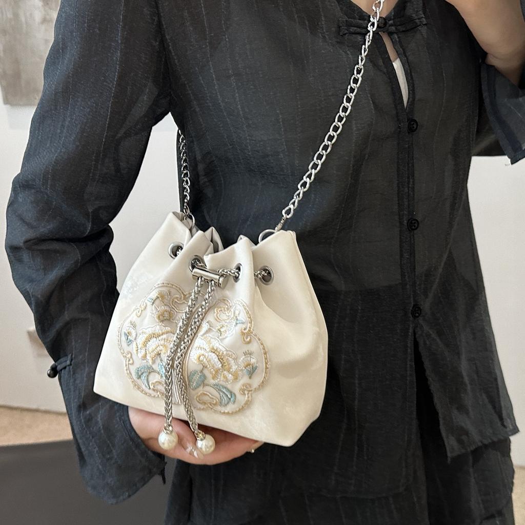 New Chinese bag women's 2025 new autumn and winter super fire versatile chain messenger bag popular national style portable bucket bag