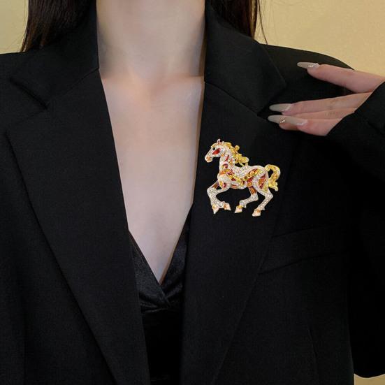 Fargerik Hest Brosje Strassbesatt Legering Hest Slagpin Dyr Brosjepin Antrekkstilbehør for Klær Hatter Vesker Skjerf