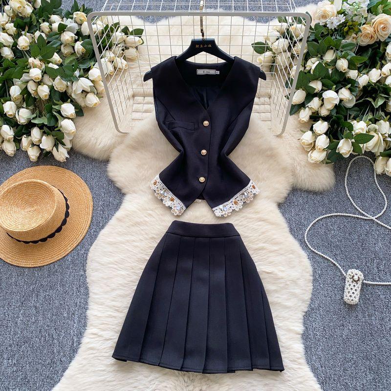 

Graceful High-Grade Diamond-Embedded Crochet Patchwork Waist Hugging Sleeveless Top High Waist Pleated Skirt French style Two-piece Set Black L