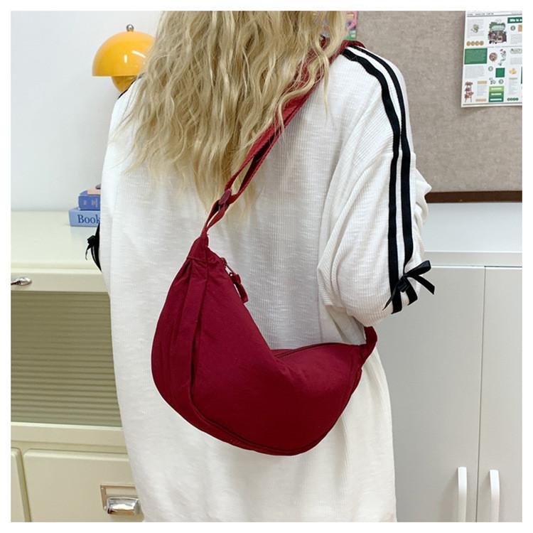 Street Style Duffle Bag With Nylon Material And Zipper Closure For Daily Use