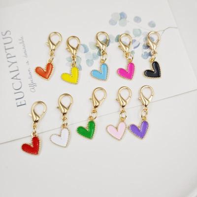 10 Stück Bunte Liebe Metall Schlüsselanhänger 10-teiliges Set Exquisiter Herzförmiger Anhänger Personalisierte Schlüsseldekoration Tasche Kleiner Anhänger
