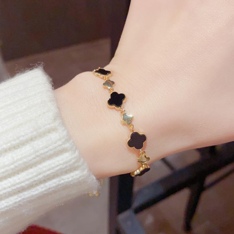 Modisches Temperament Leichter Luxus Vierblättriges Kleeblatt Armband Weibliche Internet-Berühmtheit Persönlichkeit Allround Klein Frisch Handschmuck