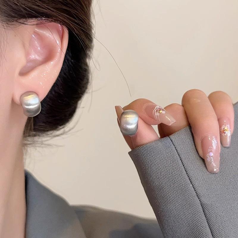 Silver needle flash zircon earrings, women's exquisite temperament stud earrings, spring and summer earrings.
