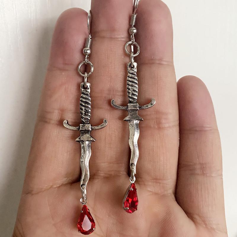 Boucles d'oreilles Dague Créatives Mode Boucles d'oreilles Pendentifs Rouge Sang Accessoires d'Horreur Bijoux pour Filles Halloween Accessoires Cadeau