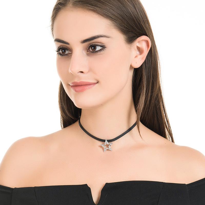 Snygg Svart Stjärna Chokerhalsband För Kvinnor Med Geometrisk Design Och Glittrande Kristaller