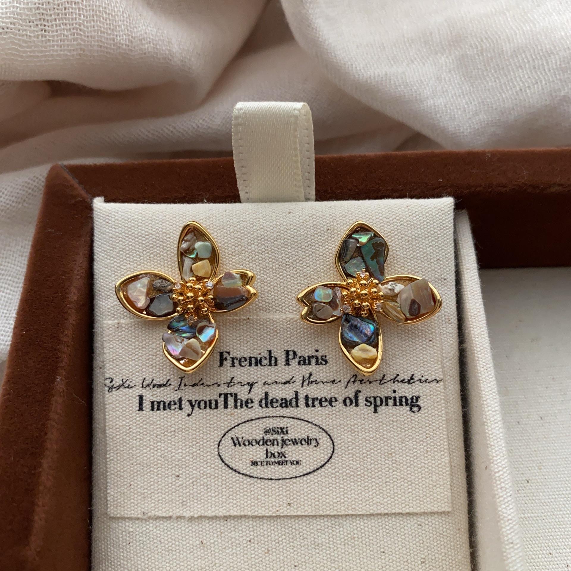 Natural color shell flower stud earrings French retro niche design elegant fashion temperament light luxury three-dimensional earrings