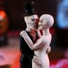 Kissing Skeleton Couple Figurine Wedding Skull Bride And Groom Sculpture Day of The Dead Gothic Resin Statue for Halloween Home Decor