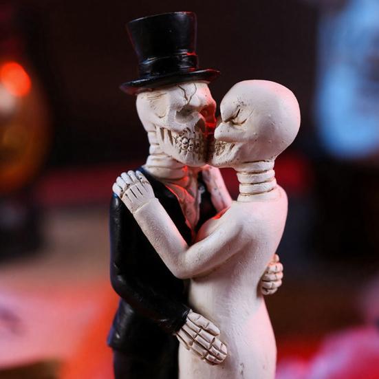Kissing Skeleton Couple Figurine Wedding Skull Bride And Groom Sculpture Day of The Dead Gothic Resin Statue for Halloween Home Decor