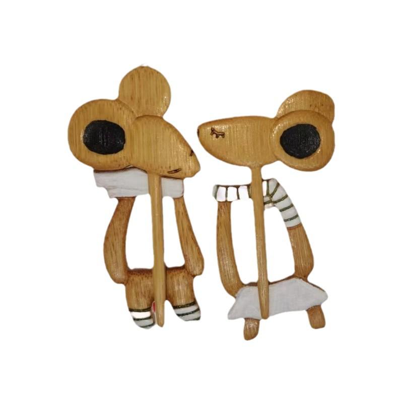 Charming Wooden Animal Brooch for Sweater & Scarf - Cute Autumn/Winter Accessory