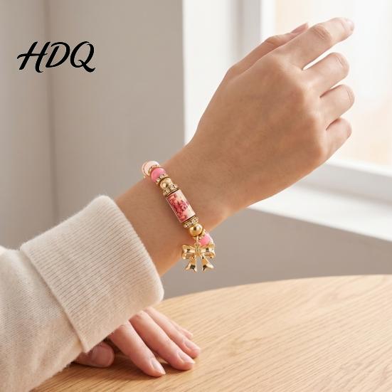 Red And Green Beaded Bracelets Christmas Bracelet with Alloy Tree Charm Santa Deer Stocking Center Bead for Women Elastic Bracelet Festive Jewelry