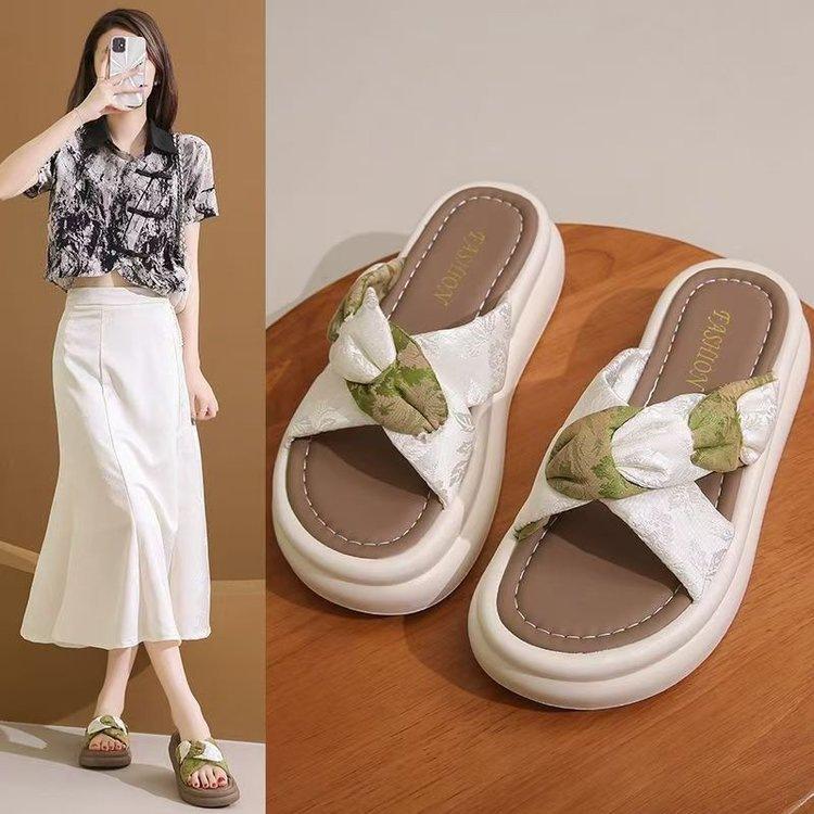 New Chinese platform slippers women wear summer 2025 new fairy style with skirt beach fashion one-word drag
