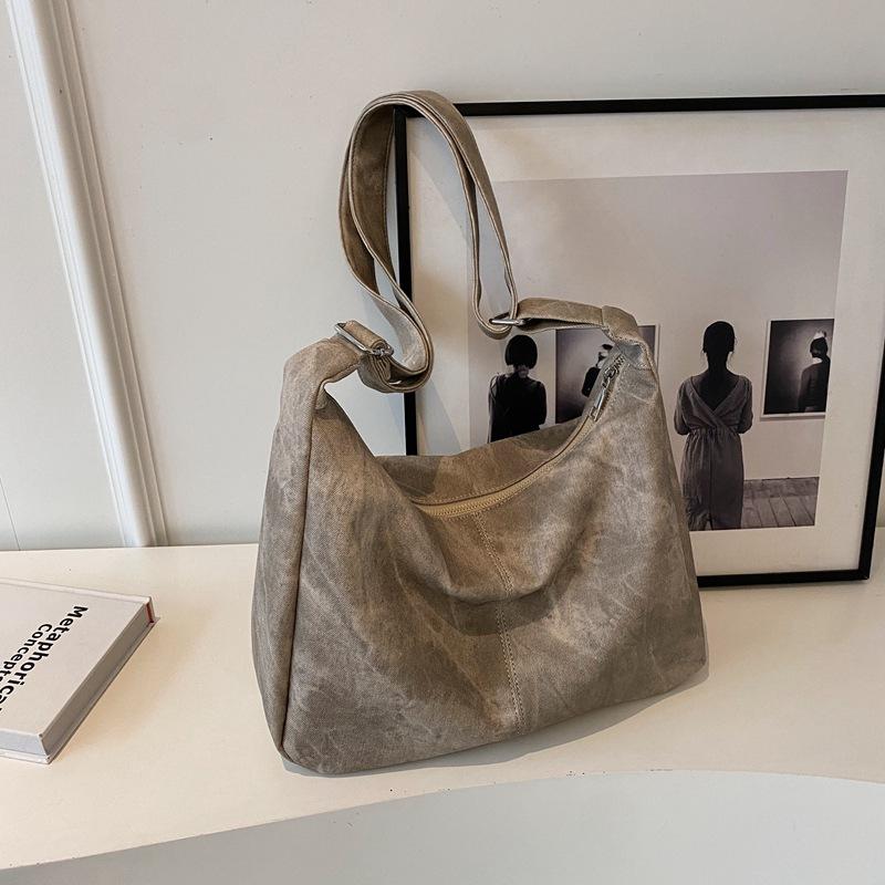 Large Capacity Bag Women's Autumn and Winter 2025 New Fashion Niche Design Shoulder Messenger Bag Retro Women Tote Bag