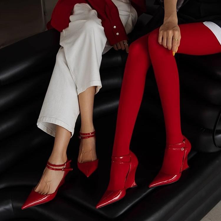 

2025 spring and summer new models, pointed wedges, light mouth patent leather, high-heeled sandals, hollow strap single shoes, sexy bed 35 чёрный