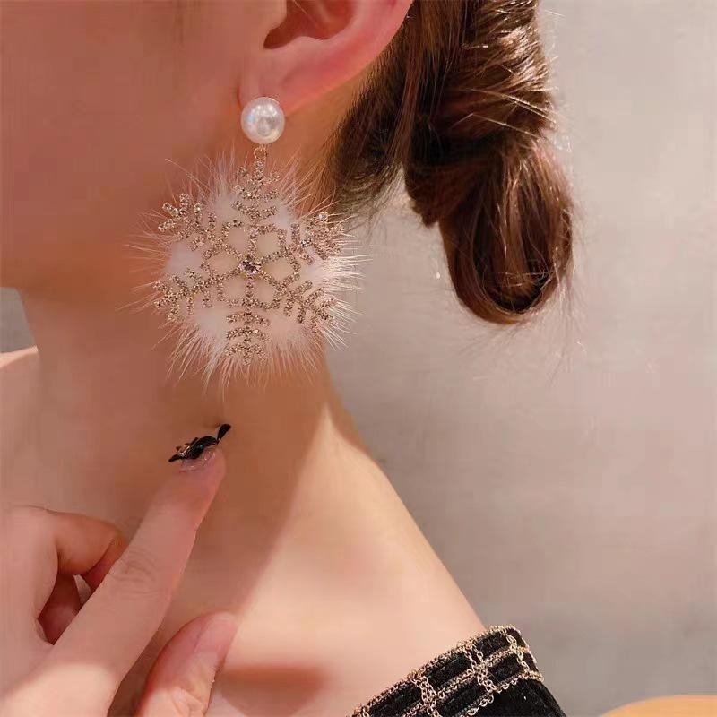 New Trend Christmas Element Earrings Temperament Senior Zircon Pearl Snowflake Earrings Princess Wind Earrings