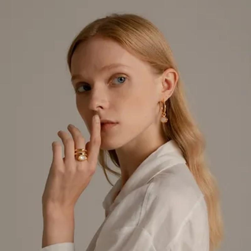 Personalisierter Trend Kupferbeschichtet 18 Karat Echtgold Eingelegt Weiße Muschel Drahtumwickelt Doppelkreis Design Ring Nischen Design Mode Ring