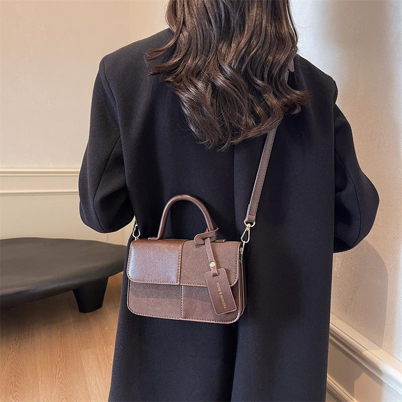Niche design fashion trend portable small bag women's 2025 autumn contrasting color small square bag high-end single shoulder oblique span bag