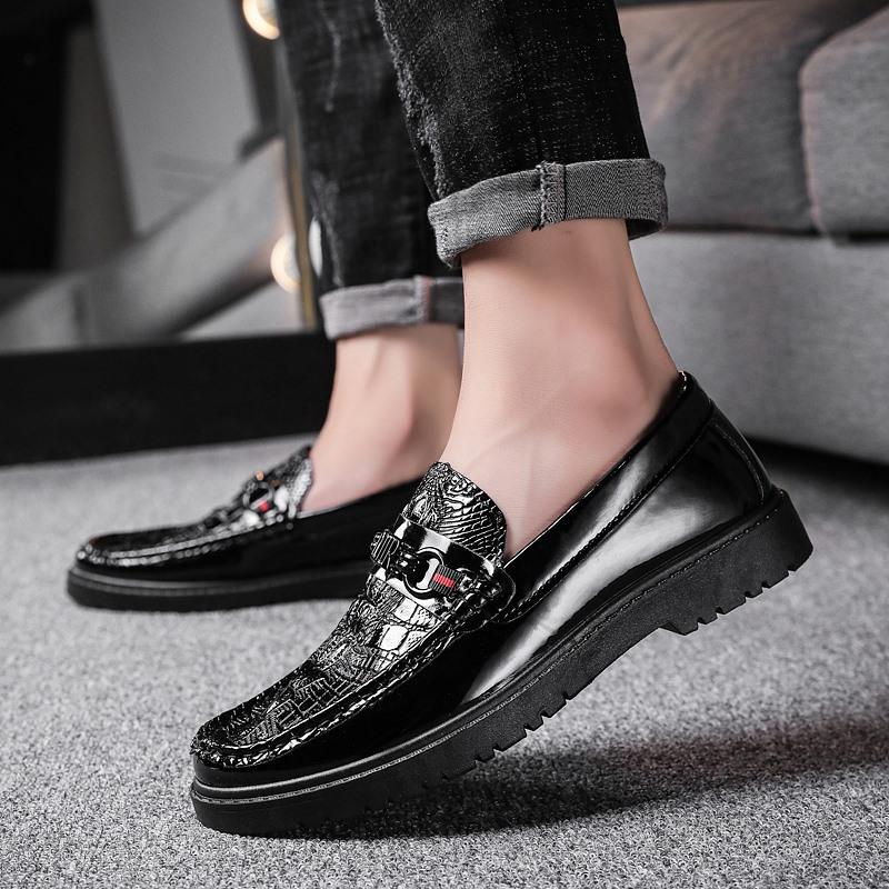 Summer breathable business casual shoes soft sole leather surface lazy single shoes versatile non-slip men's shoes 2025 men's loafers