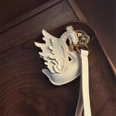 Přívěsek na klíče od auta s přívěskem White Swan z kůže