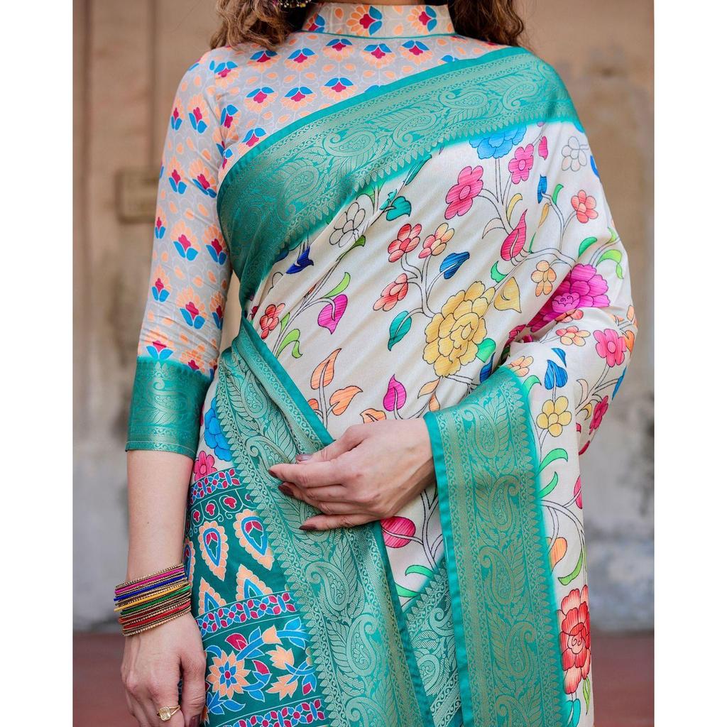 Digital bedruckter Sari aus reiner Seide, der mit seinem reichen Pallu und der aufwendigen Brokatbluse königlichen Charme ausstrahlt.