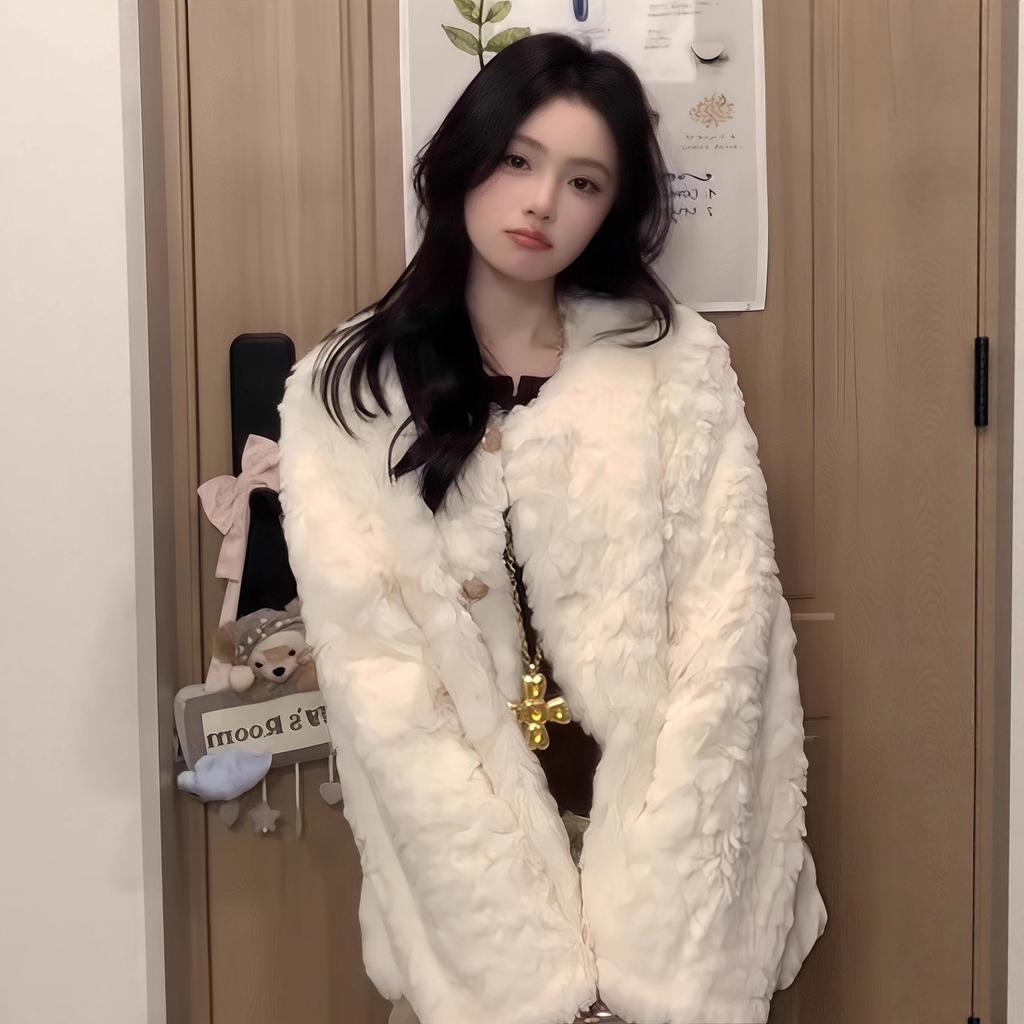 A Lambskin Coat for Women In Winter, Featuring A High-end and Warm Fur Coat