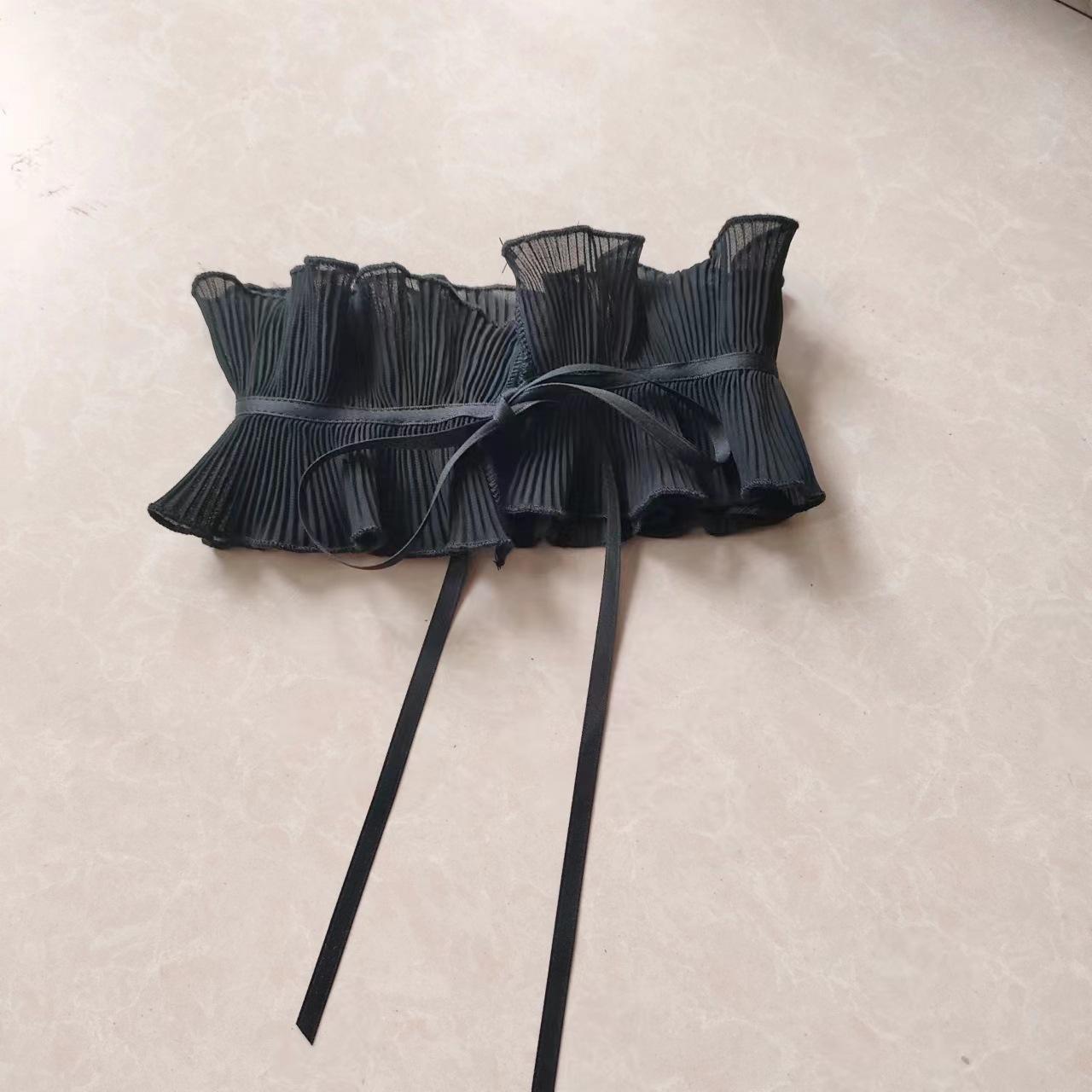 

Стиль суда, сморщенный орган, небольшой воротник-стойка, имитация воротника чёрный