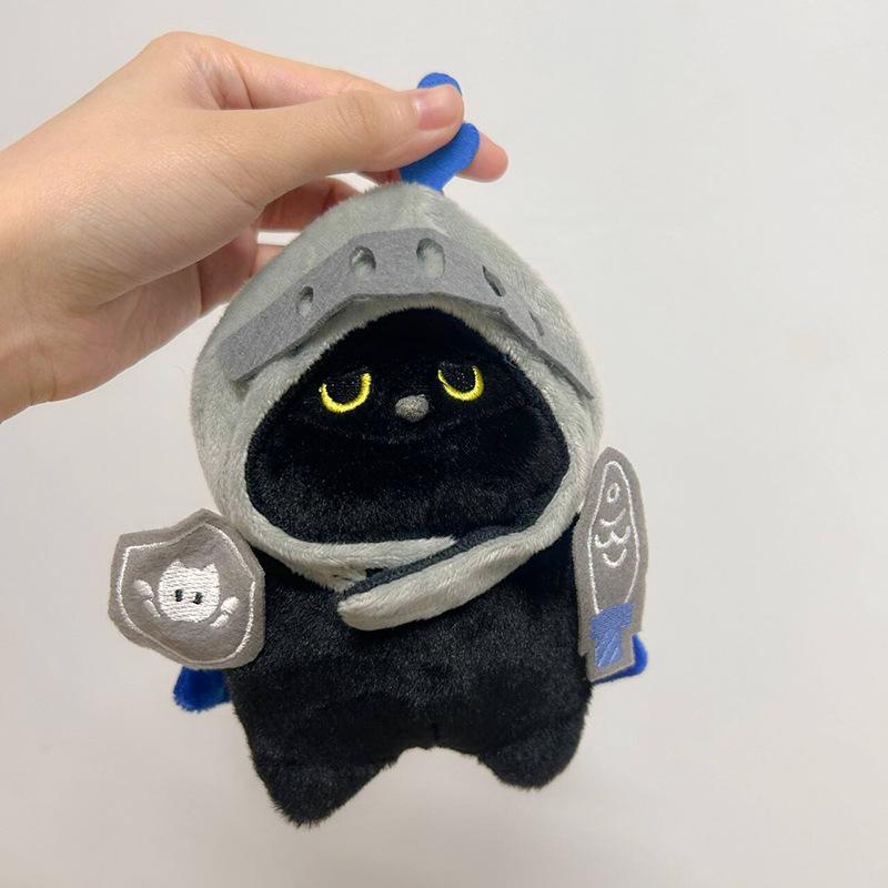 

Стильная плюшевая кукла кота-рыцаря со съемными стрелой и щитом. Идеально подходит для дома, путешествий и