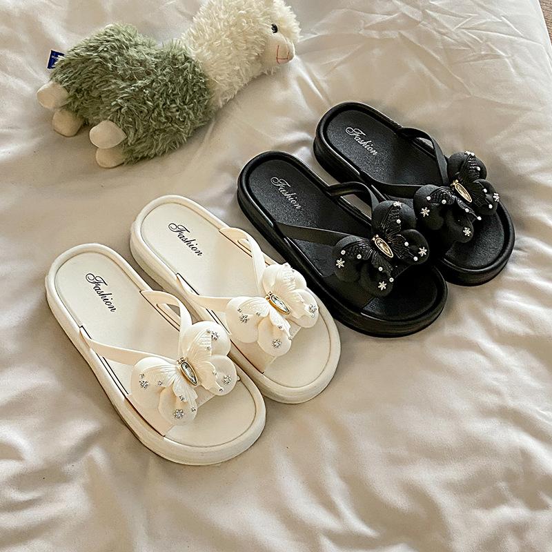 Cool slippers are versatile for summer, with thick soles that increase height. They can be worn on the beach in a straight line