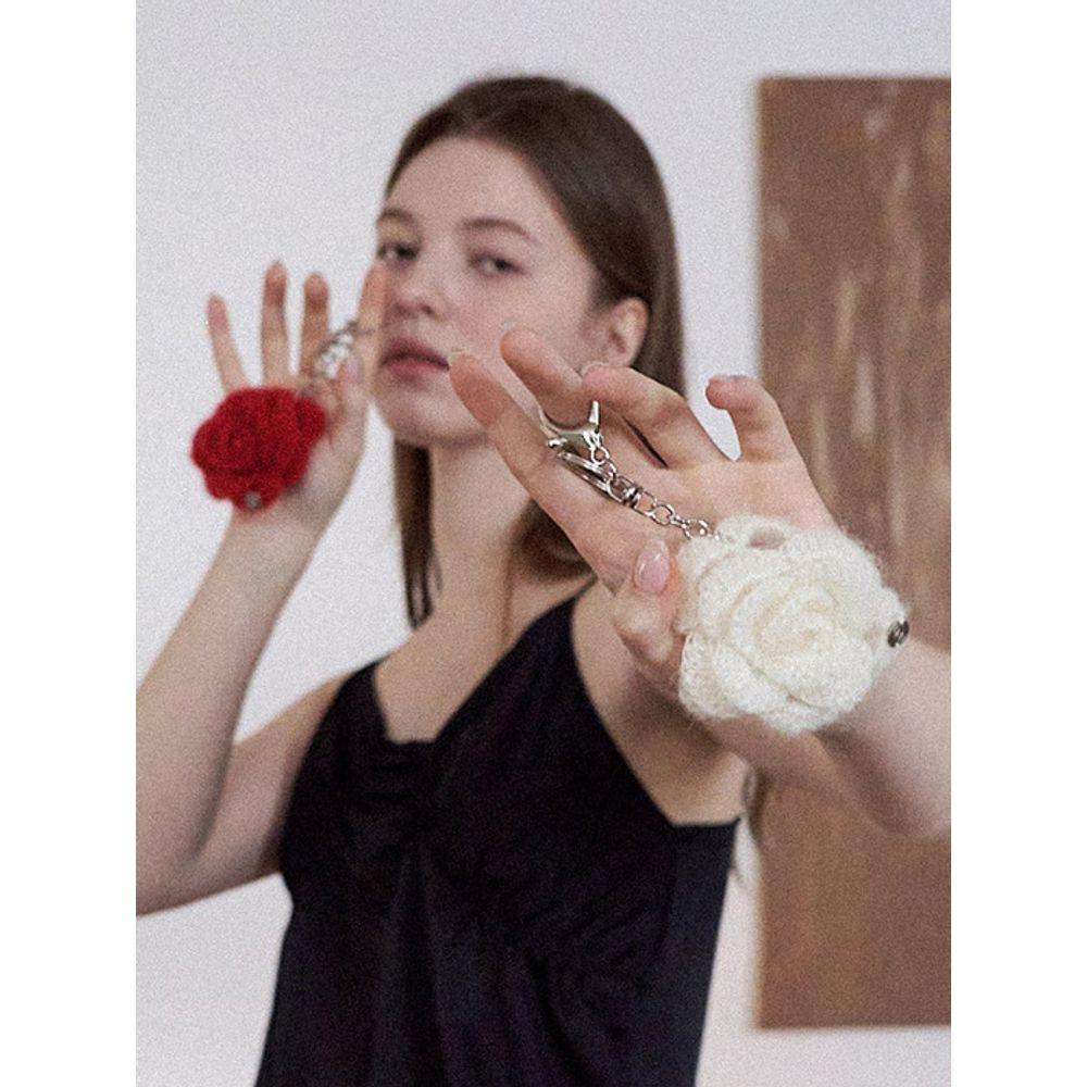 Slowslowly No.196 / Kid Mohair Camellia Keyring _ Cream