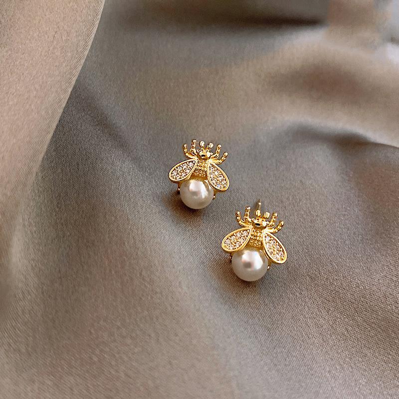 

Korean Cute Honey Bee Pearl Stud Earrings for Women Exquisite Crystal Small Insects Designer Earring Party Jewelry Birthday Gift
