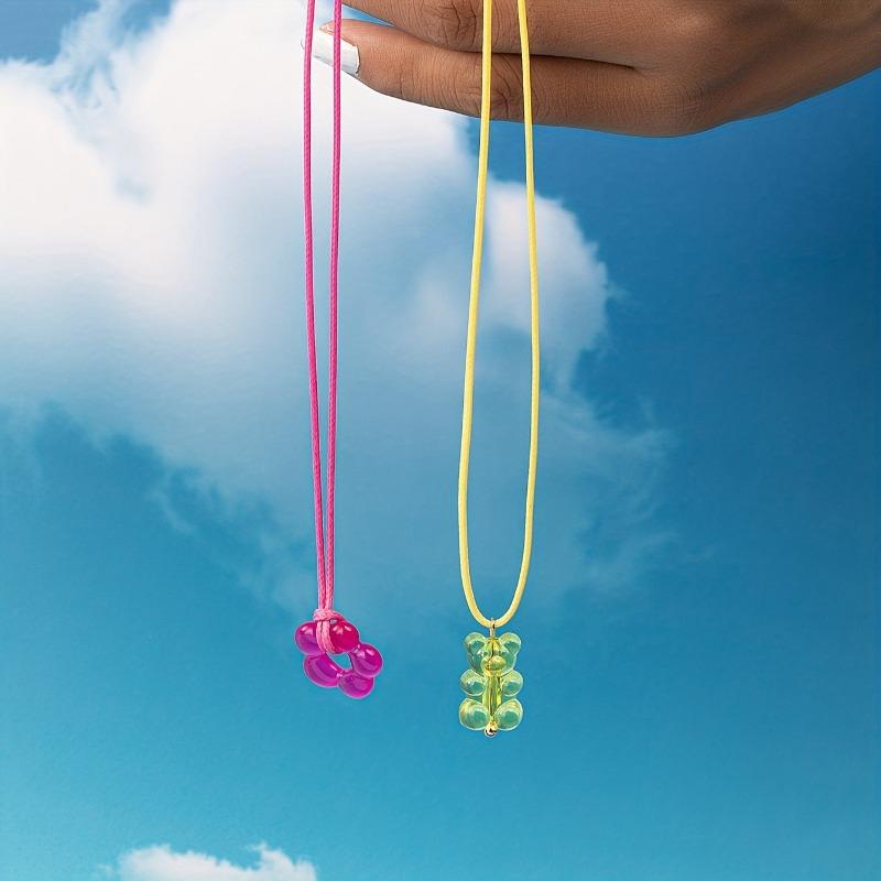 A set of woven acrylic sets, flower bear necklace sets, simple and cute.