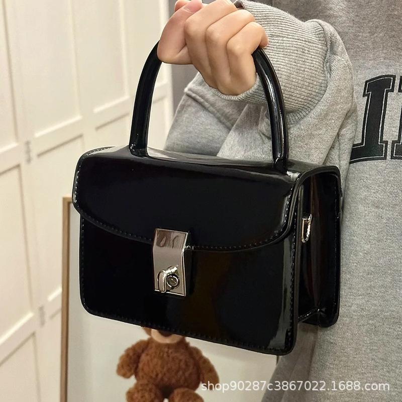 

Черная сумка-мессенджер на цепочке, новая нишевая стильная маленькая сумка высокого класса, ручная кожаная сумка через плечо. small чёрный