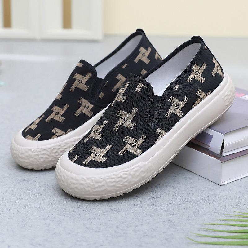 The New Women's Shoes Are Versatile, with Soft Soles That Are Breathable and Lightweight When Worn On One Foot