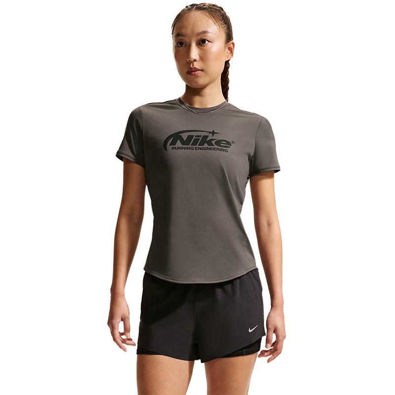 Nike Women s Slim-Fit Breathable Knit Short-Sleeve T-Shirt M