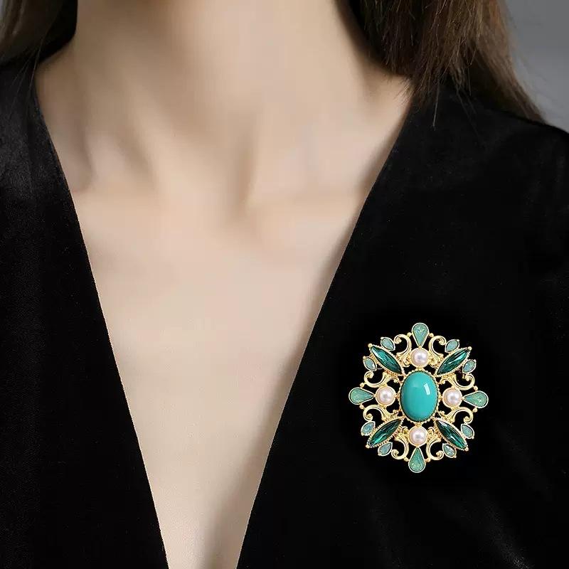 Baroque Ancient Rhyme Brooch Hollow Court Pattern Pearl Corsage Women'S National Tide Retro Light Luxury High-End Dress Pin