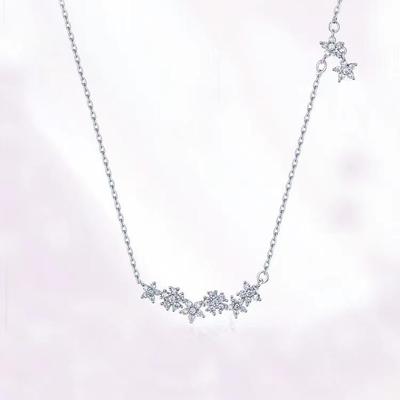 Kirschblütenblatt-Halskette: Funkelnder Diamant, Nischen-Design, Schlüsselbein-Kette, Eleganter Schmuck für Damen