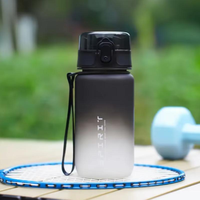 780ml Farbverlauf Sportflasche mit auslaufsicherem Deckel & Schriftzug, Leicht zu trinken für Fitnessstudio/Outdoor/Radfahren/Laufen/Angeln, Geburtstags-/Schulgeschenk