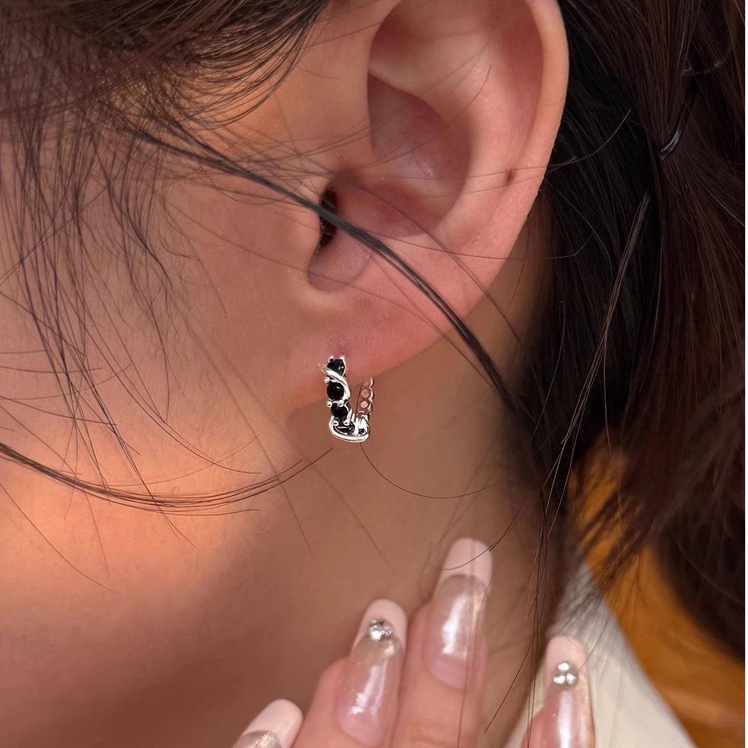 Women s Black Geometric Circle Earrings - Elegant, Lightweight, Versatile, Trendy, and Minimalist.