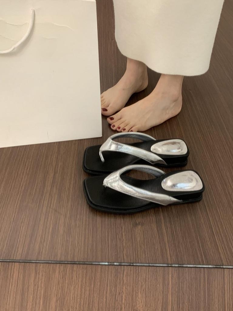 Internet celebrity fairy style thick bottom pinch foot flip-flops versatile not tired foot small slope heel French beautiful slippers female summe