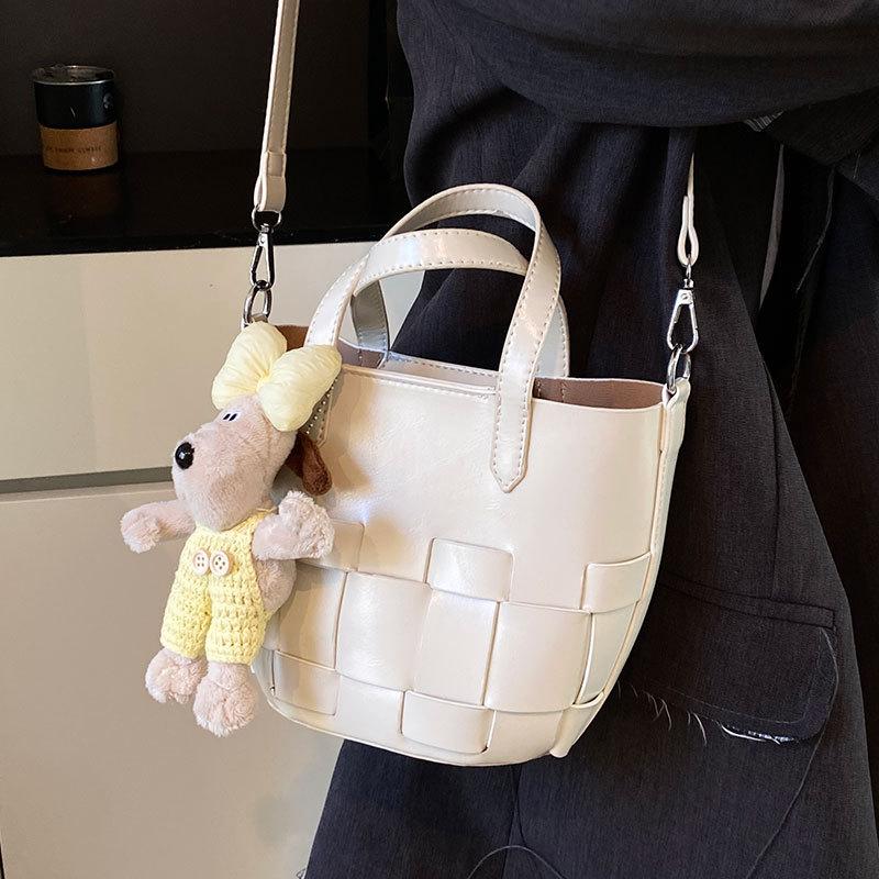 Spring and summer casual simple small fresh personalized woven design sense portable bucket bag fashionable versatile commuter messenger bag
