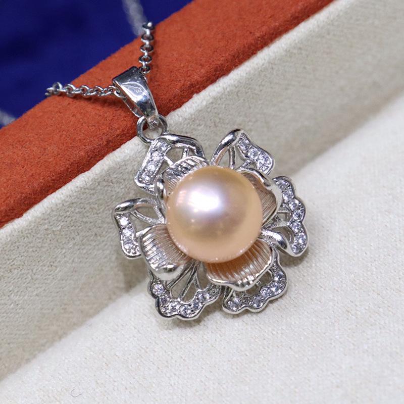 3D Flower Freshwater Pearl Pendant Necklace for Women, 18K Gold-Plated, 8-9mm, Elegant Clavicle Chain.