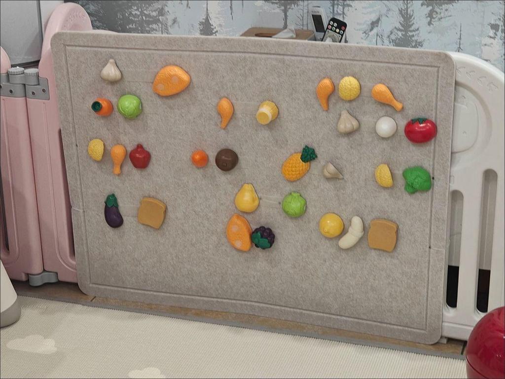 Children's Felt Fruit Picking Playset - Interactive Toy with Cuttable Fruits & Playful Backboard