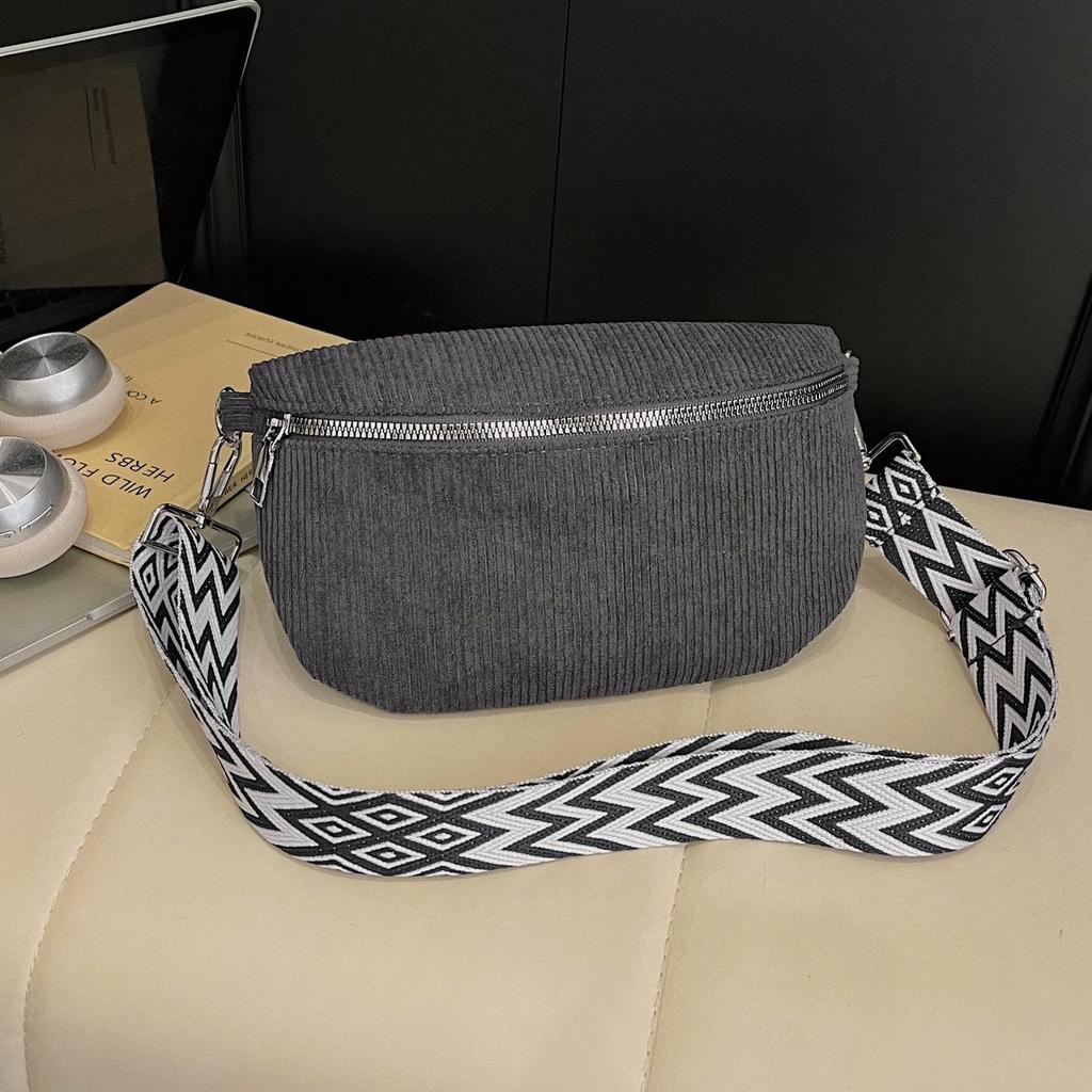 Niche Women's Autumn 2025 Fashion Saddle Crossbody Bag - Solid Color, Simple Design.