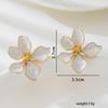 Pinkdudu Delikatne Białe Kolczyki Sztyfty z Kwiatami Nieregularne 3D Wiszące Kwiaty z Żywicy Koreańska Minimalistyczna Biżuteria dla Kobiet PD2324