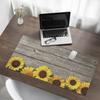 Dekorative Matte mit Muster für den Schreibtisch Sonnenblumen auf Holzhintergrund 100x50 cm