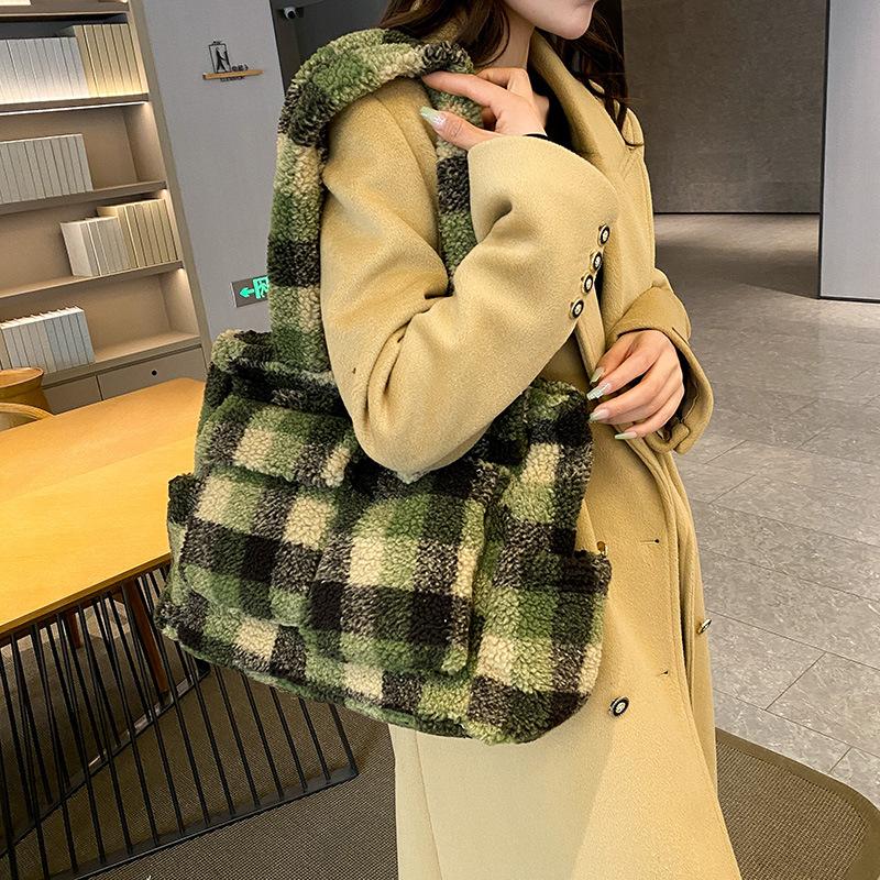 Women's Shoulder Bag - A Trendy Fashion Item with Large Capacity, Suitable for Daily Commutes.