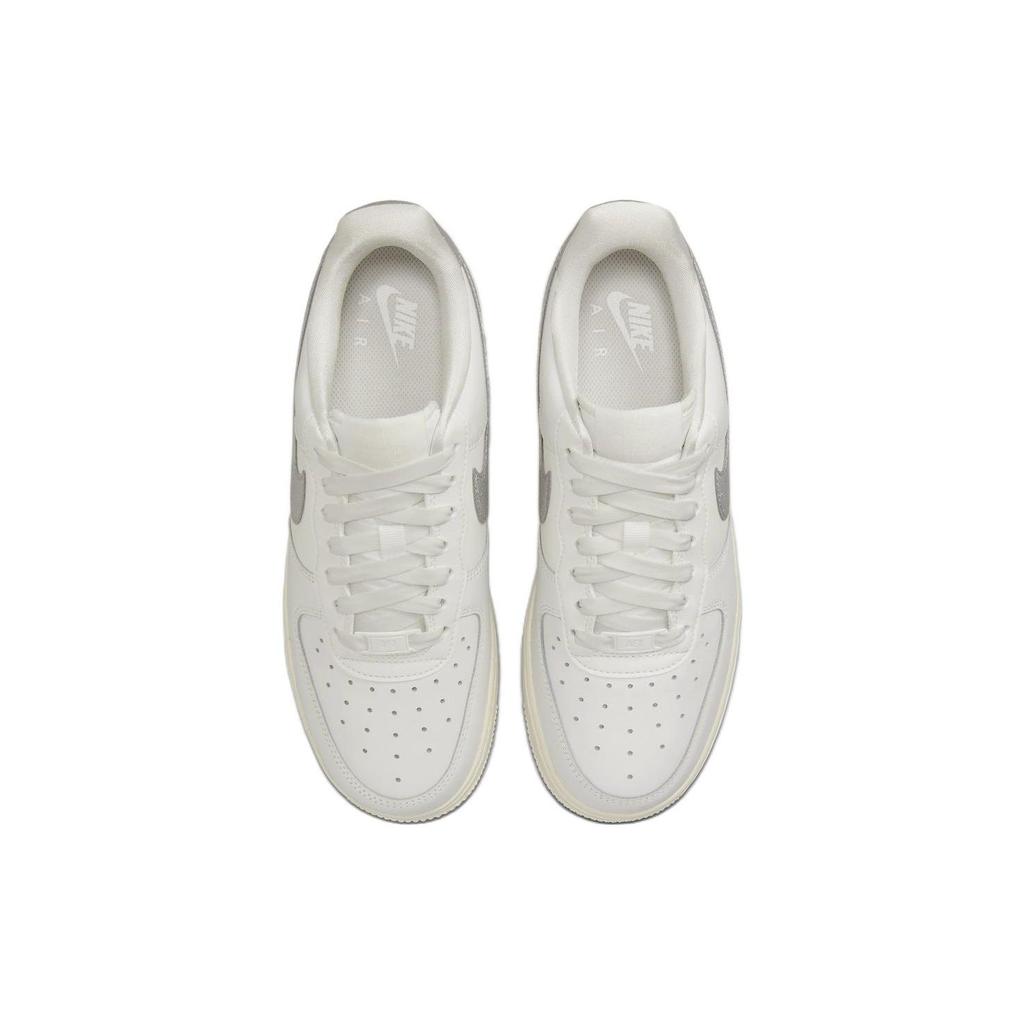 Nike Air Force 1 07 Essential Silver Swoosh Damen-Sneaker Weiß Summit-White Metallic-Silber DQ7569-100